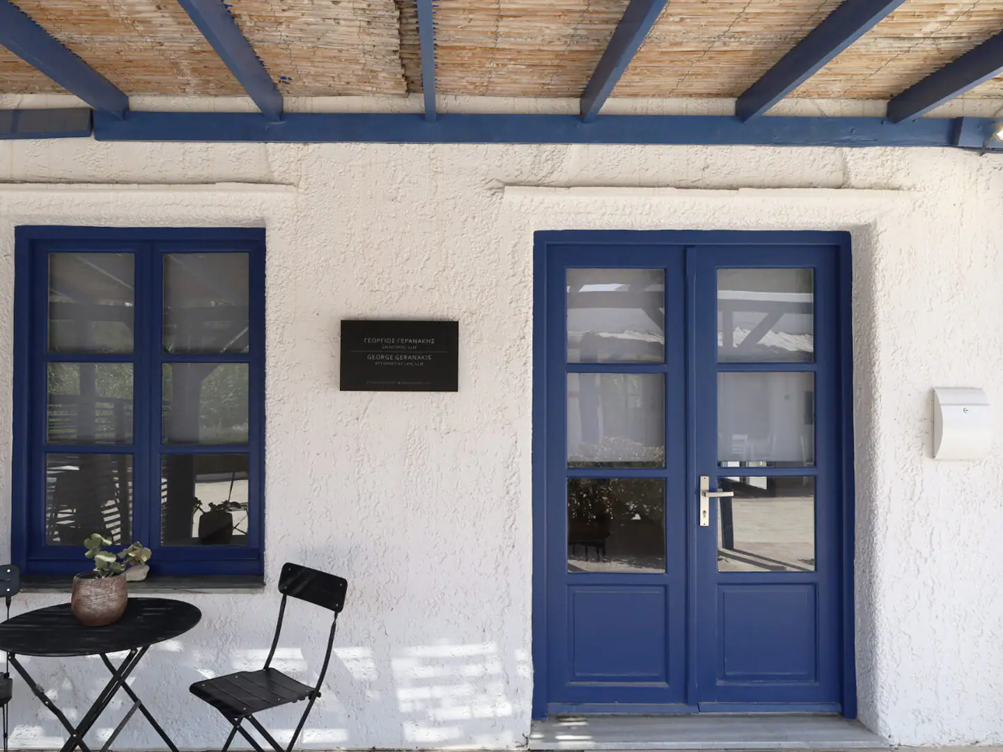 Η είσοδος του γραφείου στην Παροικιά